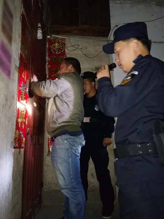 高雄粗心妈妈误将幼女锁家中 