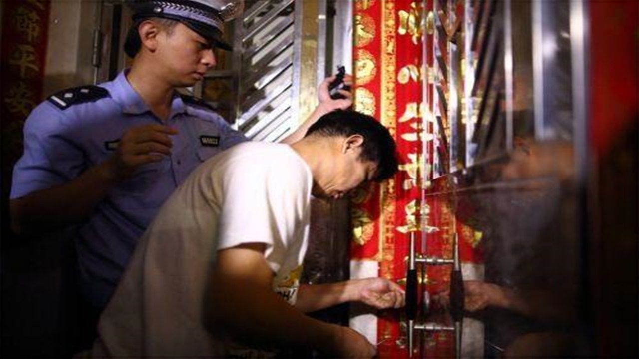 高雄请开锁师傅开了锁后，师傅